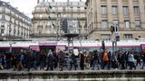 Francouzští strojvedoucí chtějí do důchodu v 52 letech, stávka způsobila chaos