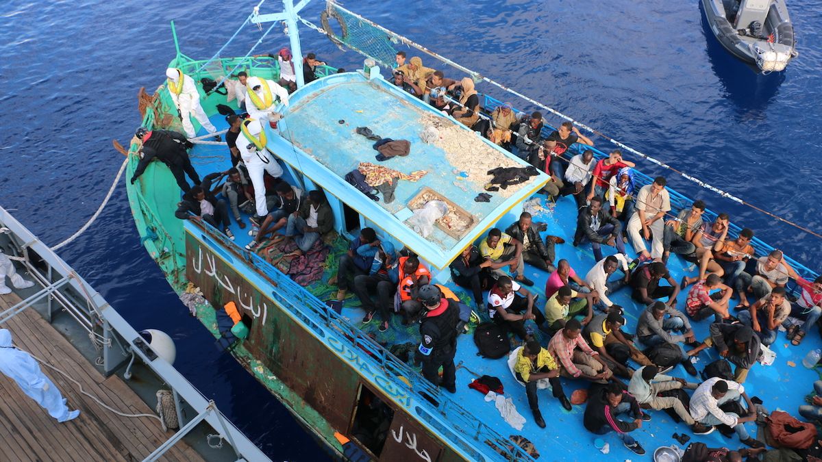 Loď s uprchlíky ve Středozemním moři. 