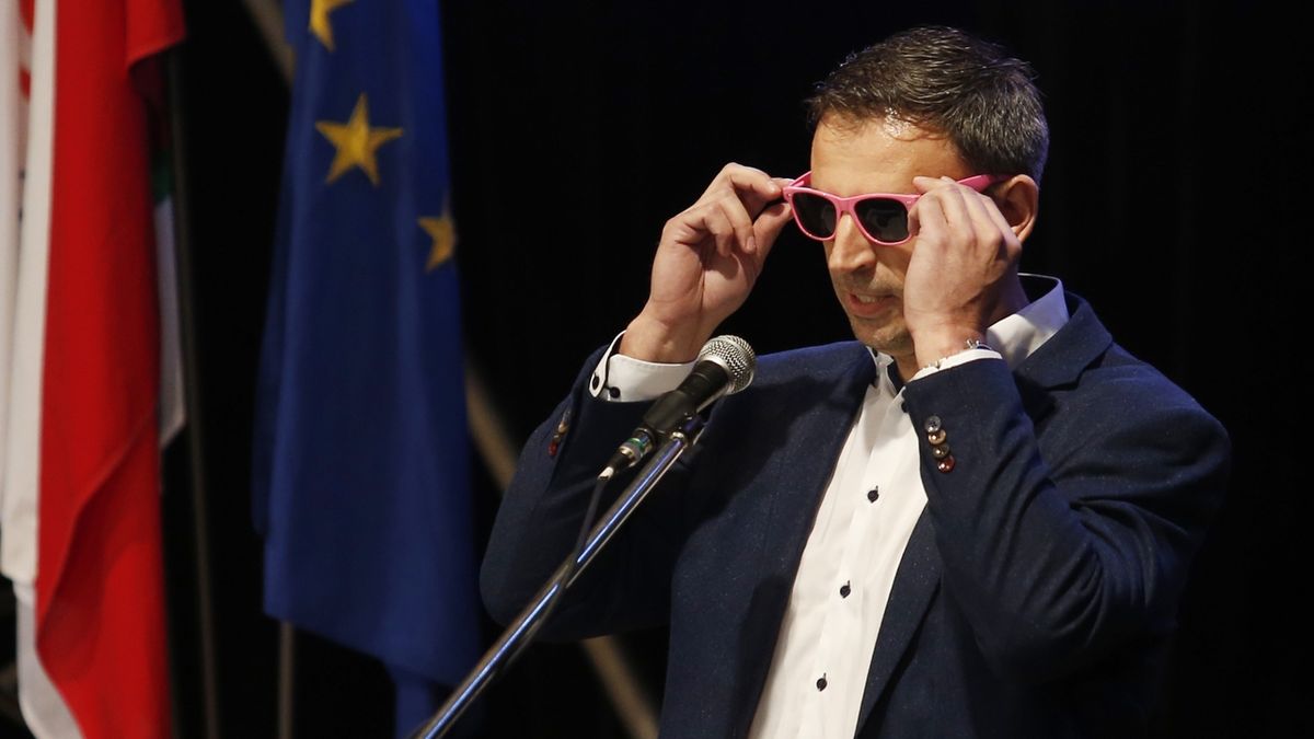 Jiří Zimola si během svého nominačního projevu doslova nasadil růžové brýle.