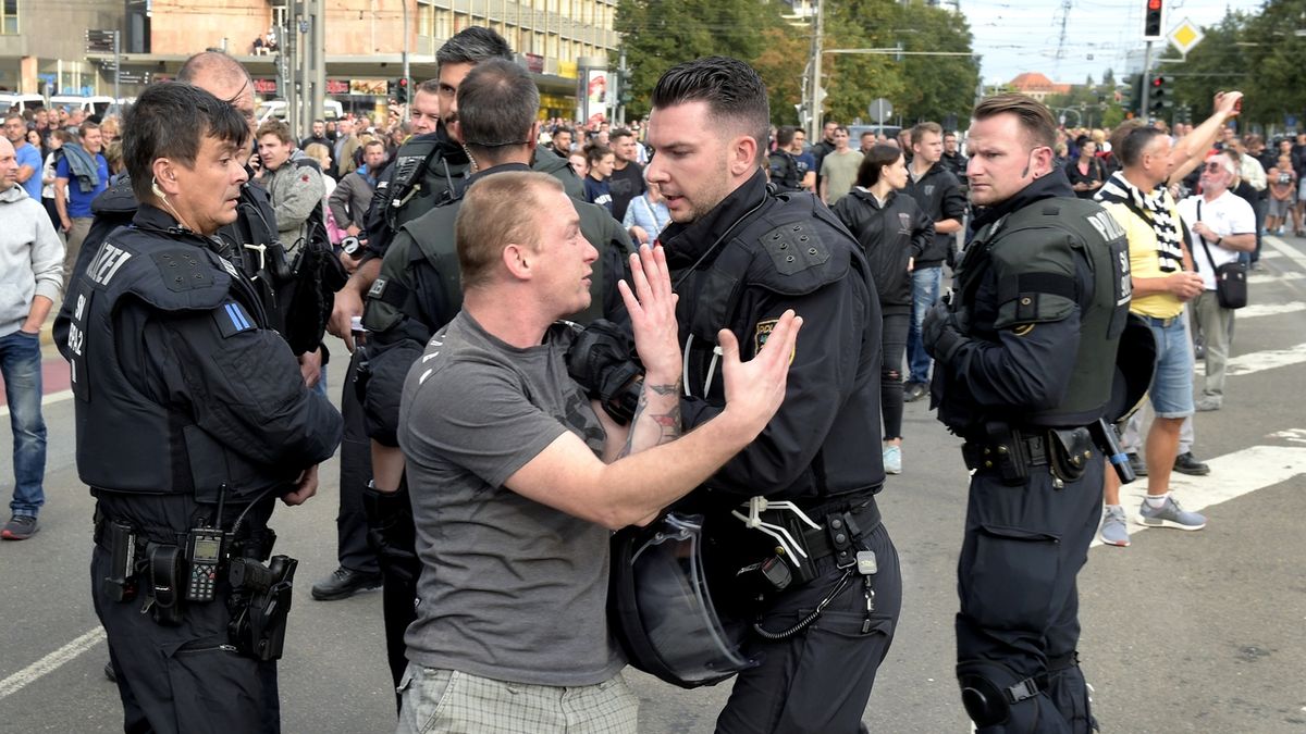 Demonstrace v Saské Kamenici přerostly v násilné střety.