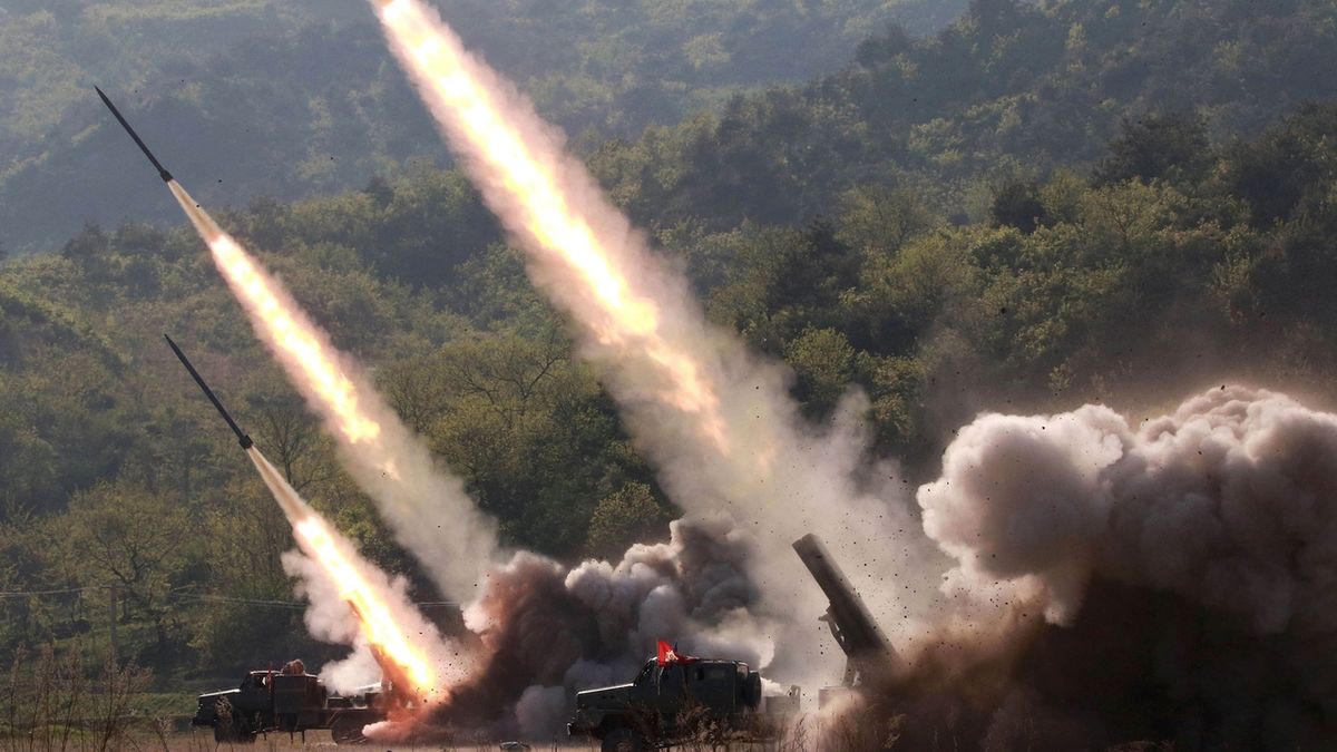 Salva severokorjských dělostřeleckých raket ráže 240 mm