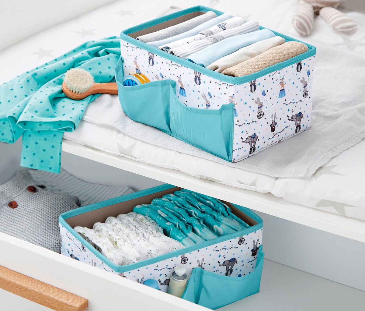 Úložné krabice s kapsami, 2 kusy pomohou zajistit pořádek v zásuvkách nebo na přebalovacím pultu. 