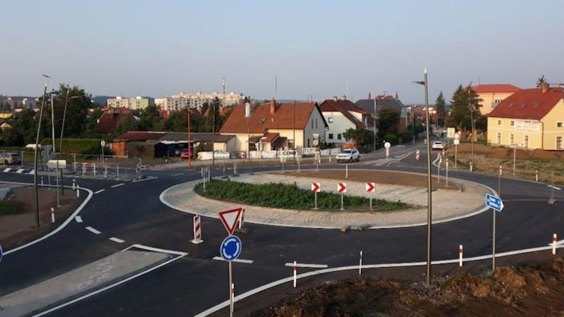 Poslední úpravy na nové křižovatce v Dobrušce.