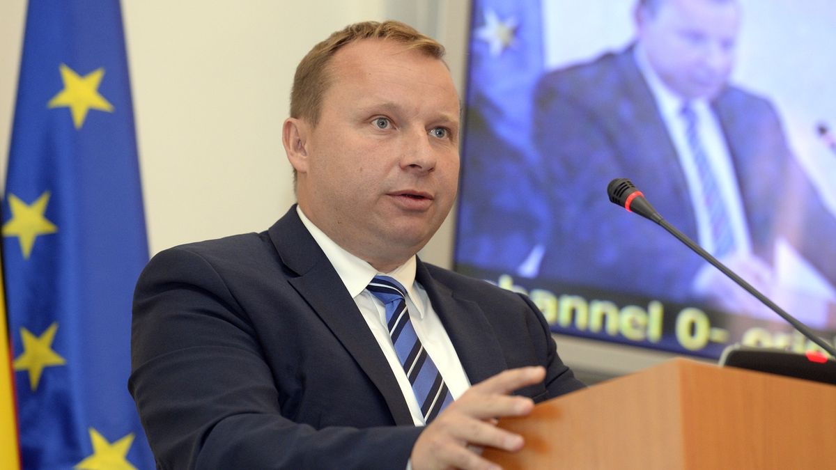 Europoslanec Miroslav Poche (na snímku z 13. září 2018) skončí k 1. listopadu 2018 jako politický tajemník na ministerstvu zahraničí. Ministr Petříček s ním o dalším angažmá na ministerstvu bude jednat příští týden.