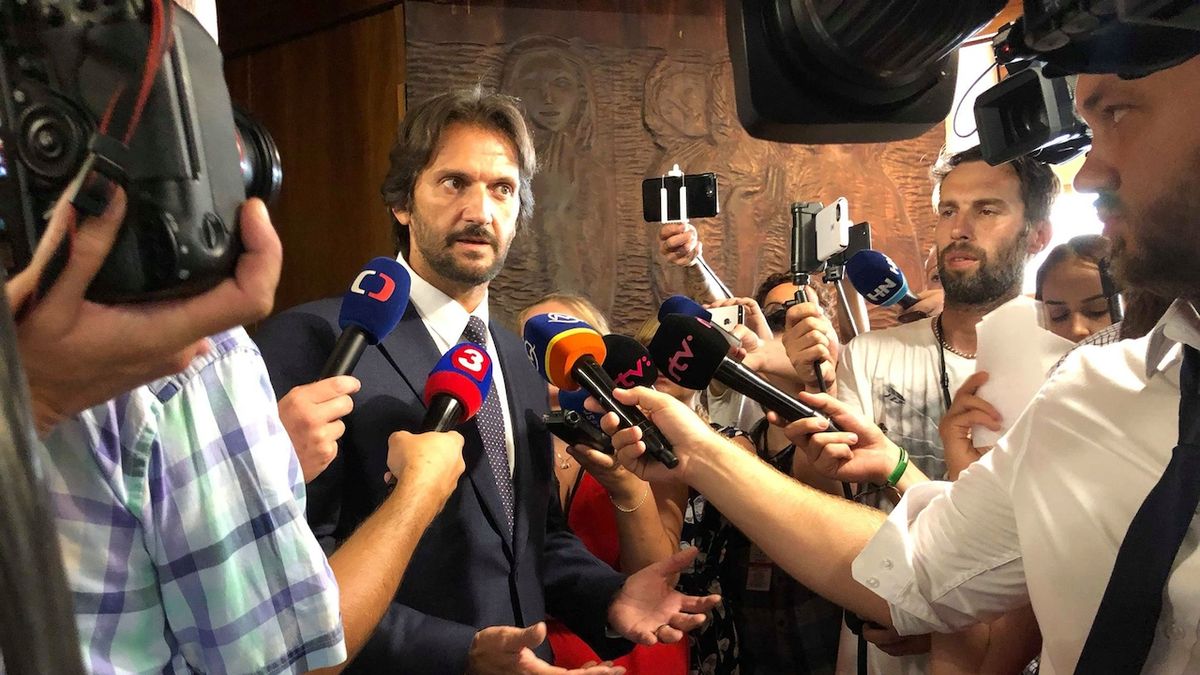 Exministr vnitra Robert Kaliňák v obležení novinářů 