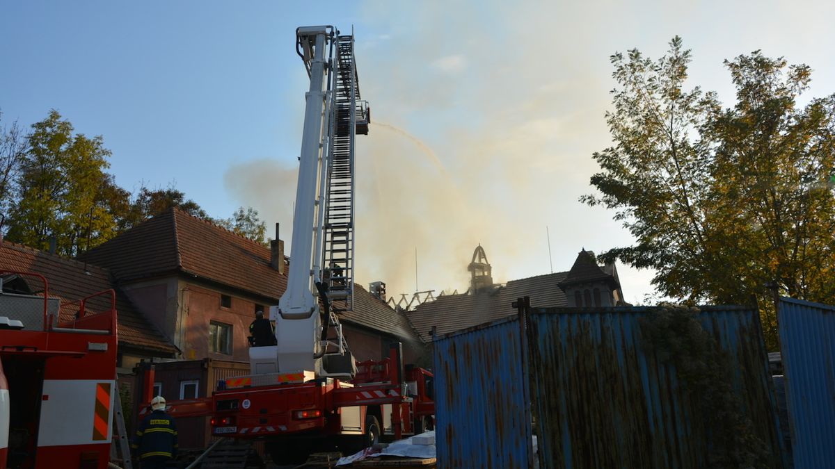 Hasiči řešili složitý požár v Mělníku