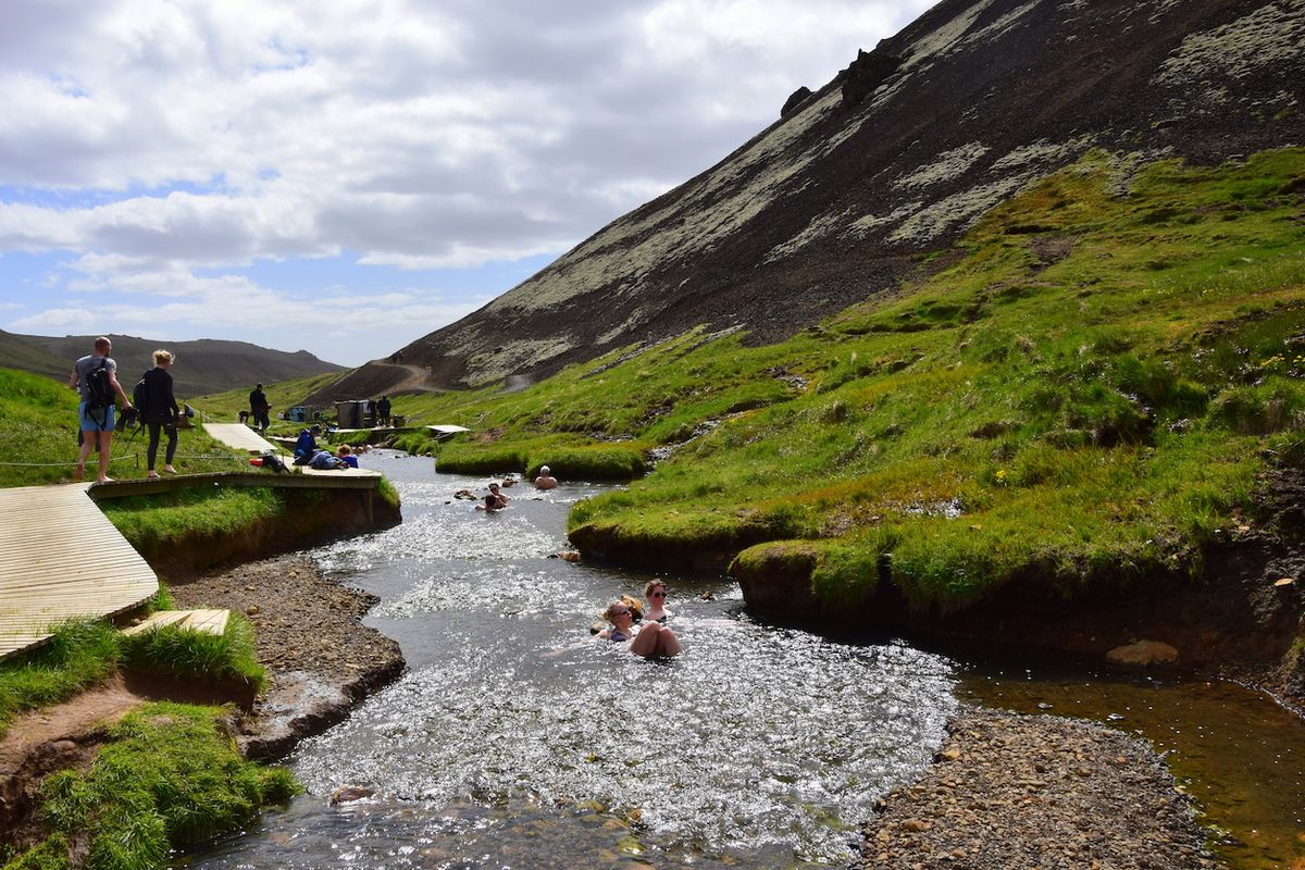 Termální řeka Reykjadalur je oblíbenou islandskou atrakcí
