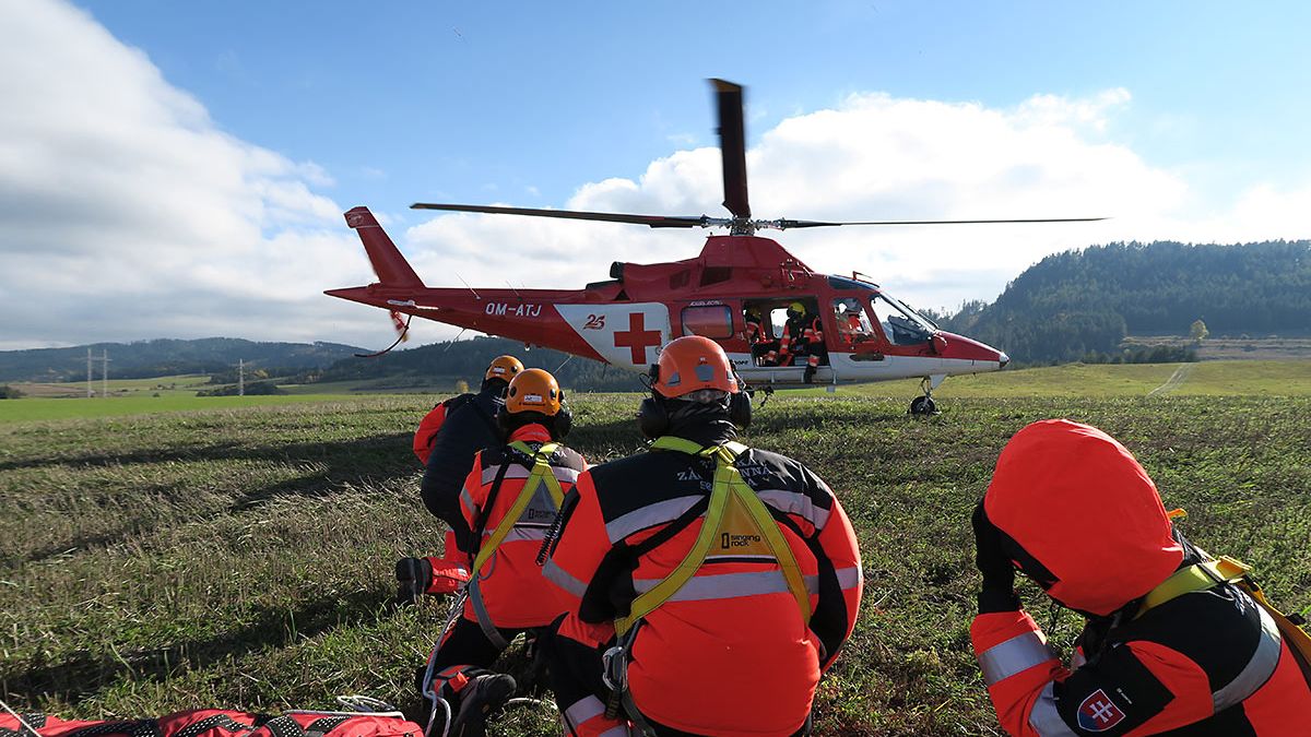 V Jeseníkách se zranil turista, letěl pro něj vrtulník