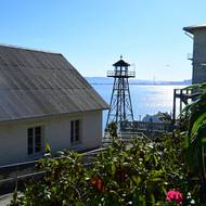 Na obzoru je vidět most Golden Gate.