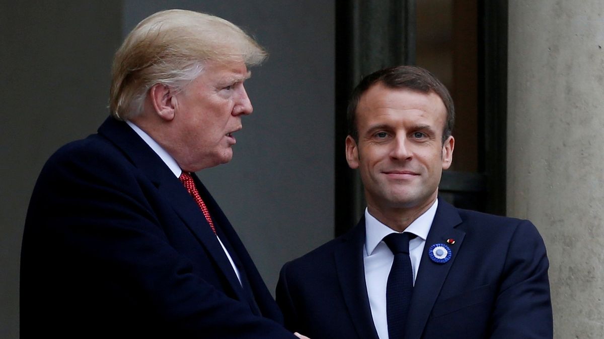 Francouzský prezident Emmanuel Macron s americkým protějškem Donaldem Trumpem se spolu v Paříži během oslav konce první světové války usmívali, následně si ale vyměnili pár ne právě přátelských slov.