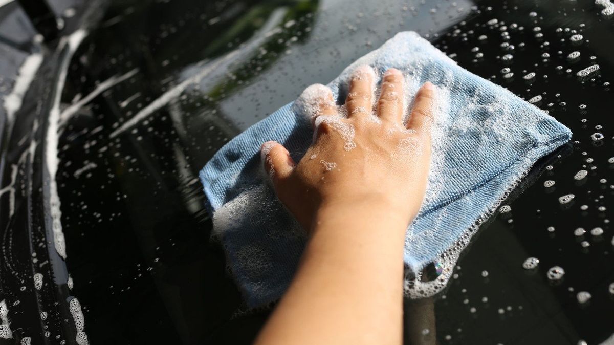 K mytí i leštění auta je nejlepší střapatá žínka nebo utěrka z mikrovlákna.