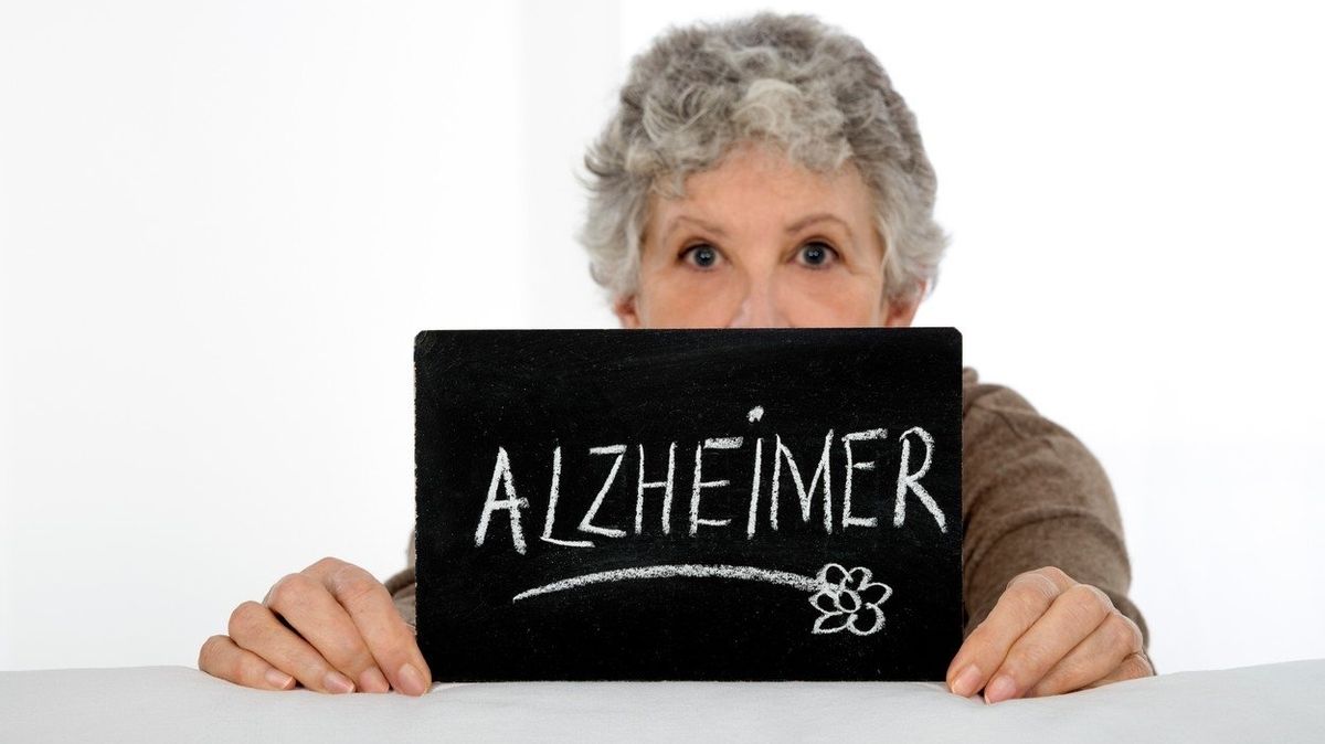 Alzheimerova choroba je závažné onemocnění mozku postihující především starší osoby.