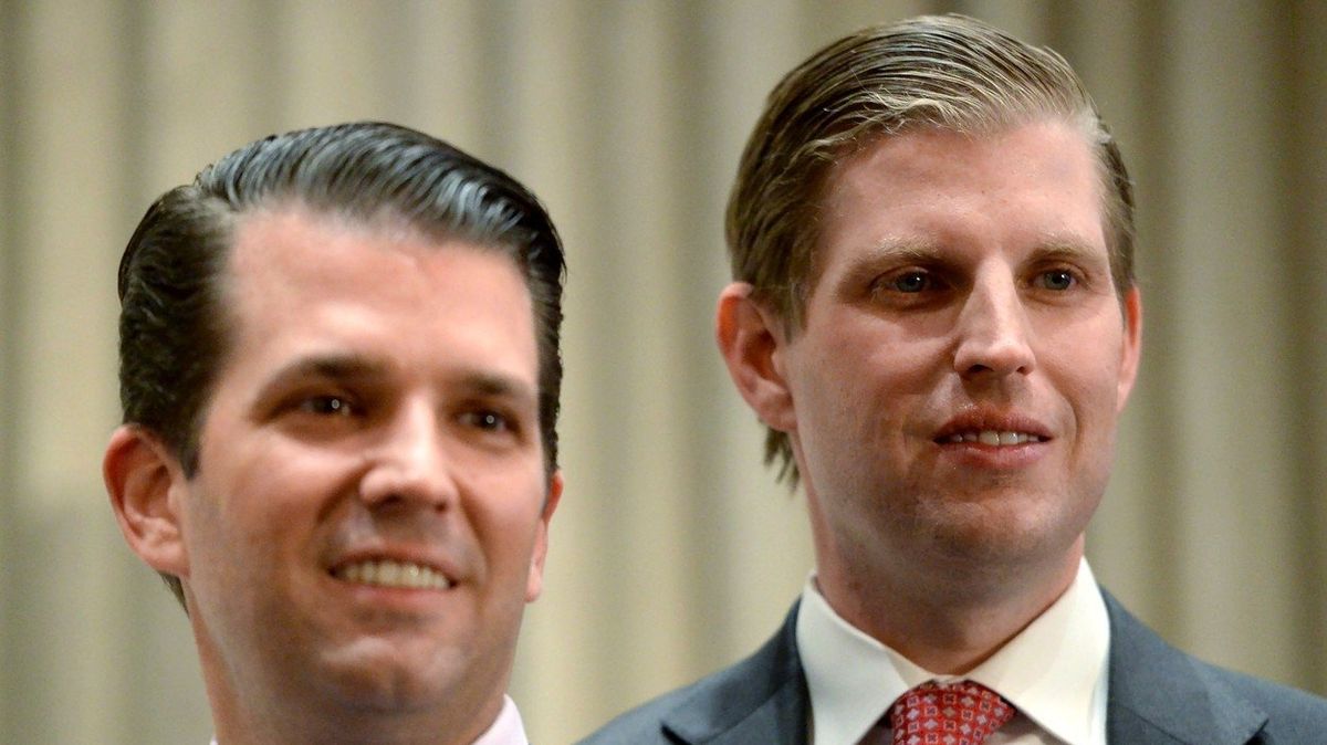 Bratři Donald Trump mladší (vlevo) a Eric Trump na snímku z roku 2017