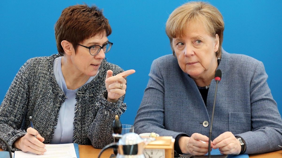 Generální tajemnice CDU Annegret Krampová-Karrenbauerová (vlevo) a německá kancléřka Angela Merkelová.