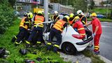 Mladý řidič v Ostravě narazil do sloupu. Ze zdevastovaného auta ho vyprošťovali půl hodiny