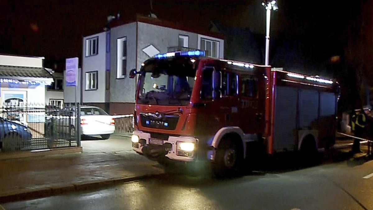 Polští hasiči na místě neštěstí v Koszalinu