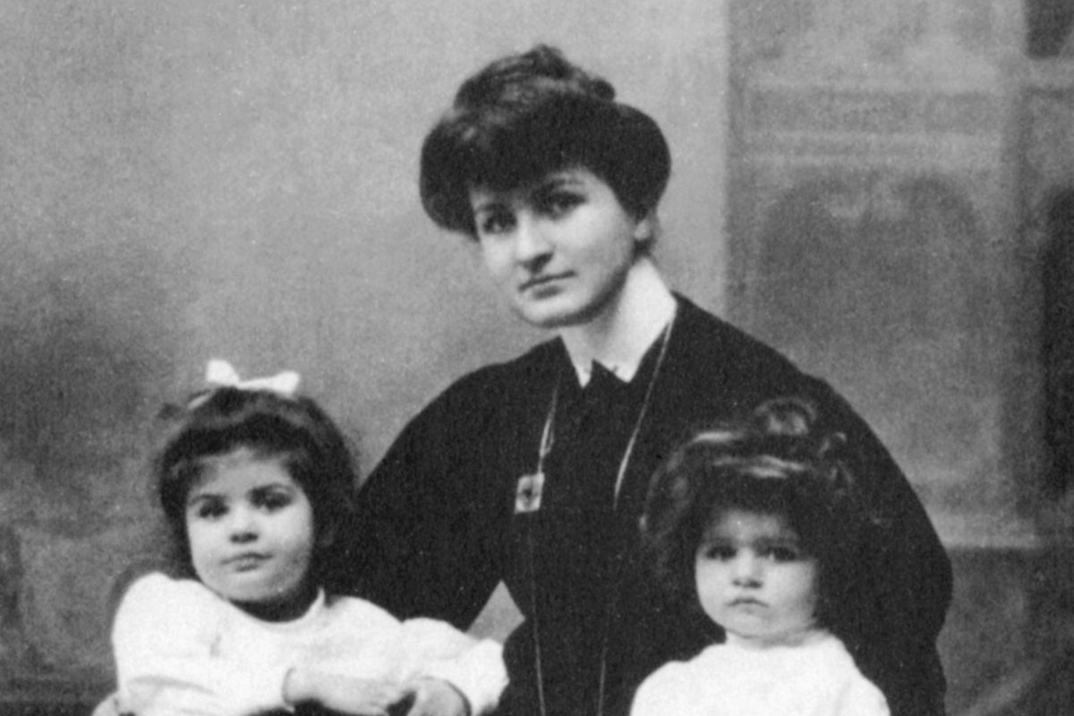 Alma s dcerami Marií a Annou v roce 1906.