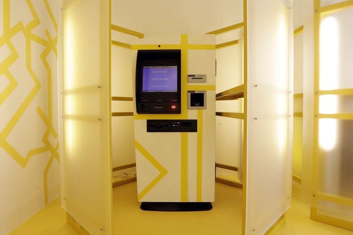 První veřejný bankomat na bitcoiny v Česku na Arbesově náměstí v Praze. 