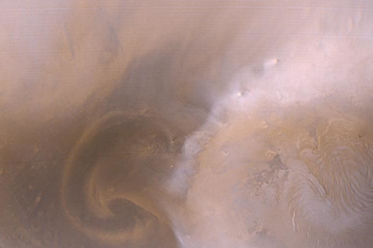 Srovnání bouře na Marsu a na Zemi (ilustrační snímek z roku 2000)