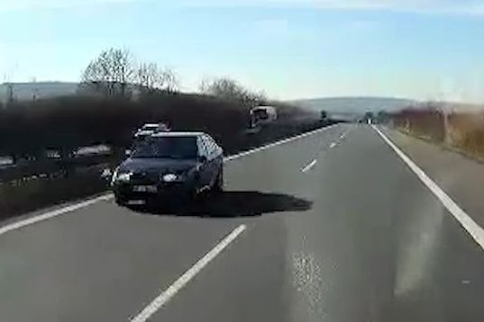 BEZ KOMENTÁŘE: Řidič natočil auto v protisměru před nehodou na D5 
