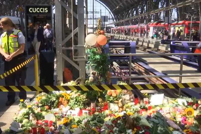 BEZ KOMENTÁŘE: Lidé nosí květiny na nádraží ve Frankfurtu nad Mohanem