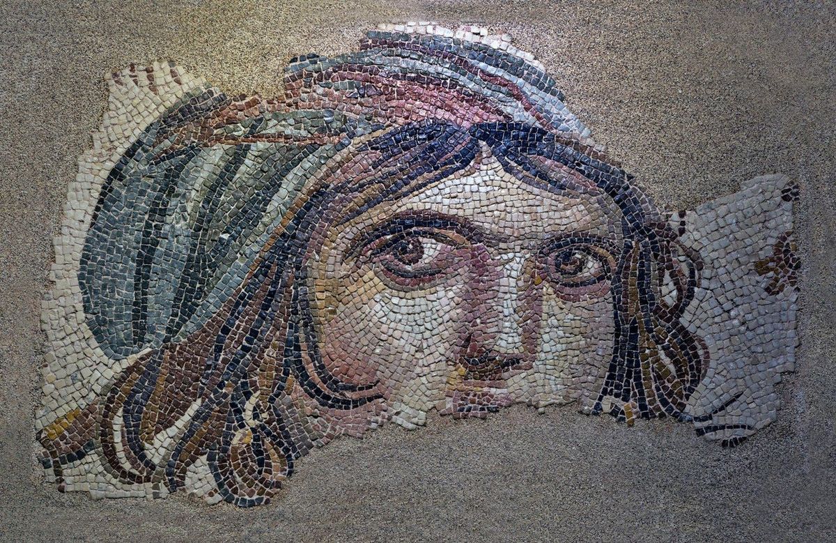 Mozaika nazvaná Cikánská dívka je stará asi 1800 let. 