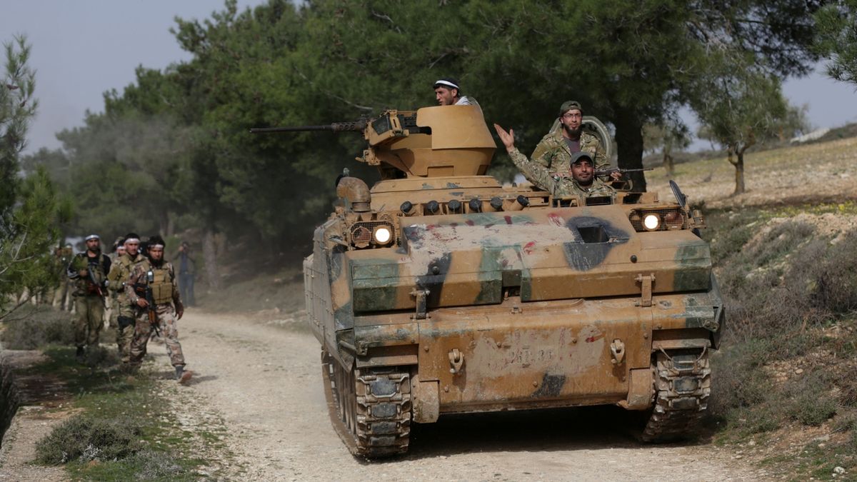 Postupující vojáci Svobodné syrské armády v oblasti Afrínu