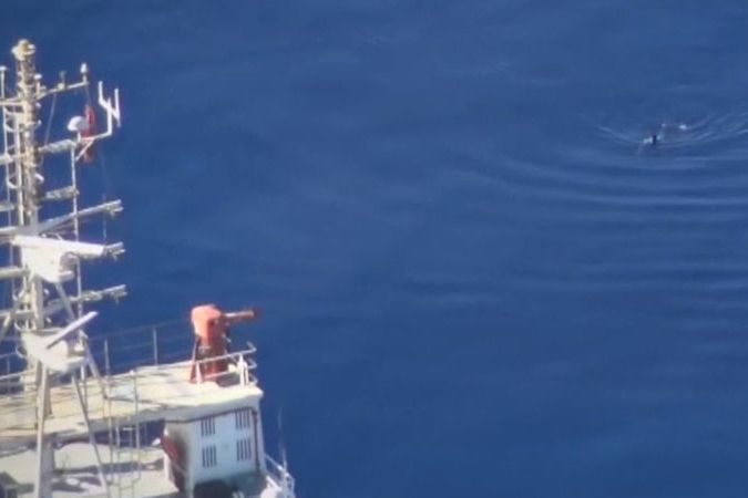 BEZ KOMENTÁŘE: Soukromý tažný člun zachránil u Libyjského pobřeží migranta, který skočil do moře
