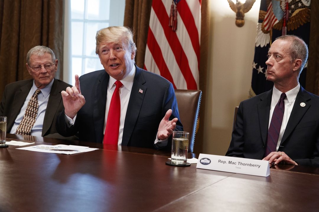 Prezident Donald Trump po společném setkání se zástupci republikánů v Kongresu k imigrační politice země (zleva senátor Jim Inhofe, Trump a zástupce Sněmovny reprezentantů Sally Thornberry)