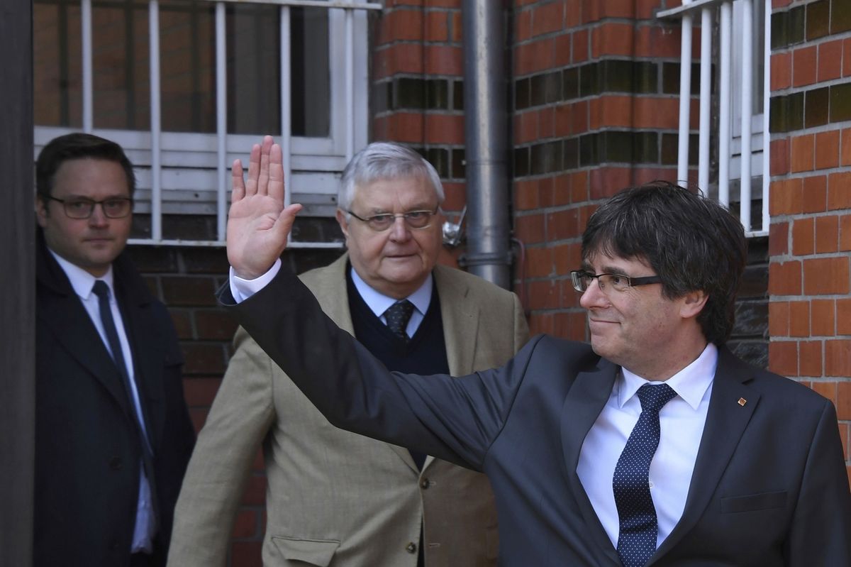 Katalánský vůdce Carles Puigdemont opouští vazbu v Neumünsteru 