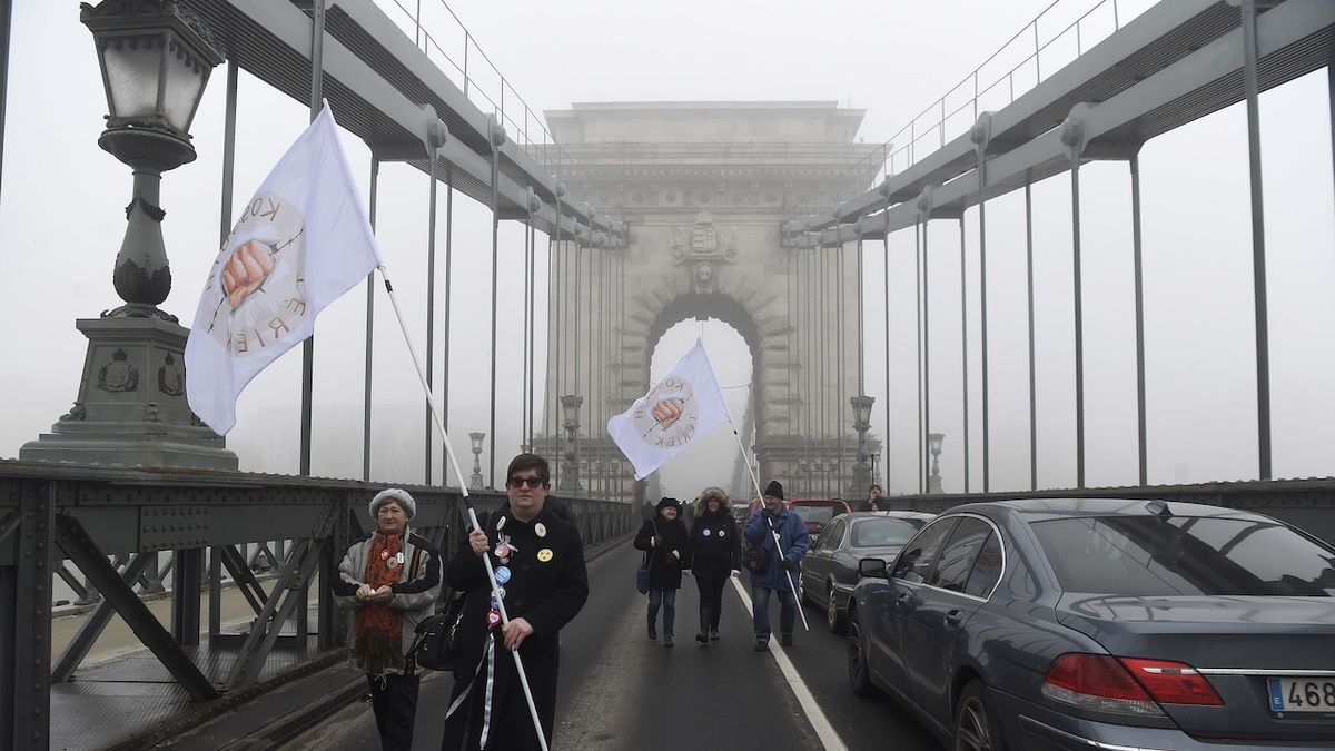 Blokáda Řetězového mostu v Budapešti.