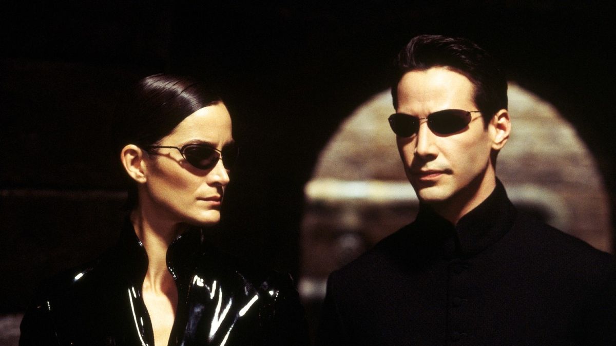 Carrie-Anne Mossová jako Trinity a Keanu Reeves jako Neo ve snímku Matrix: Reloaded (2003).