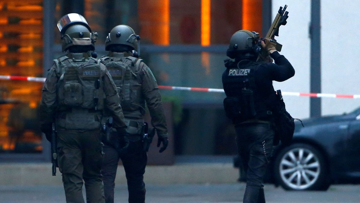 Policisté ze speciální jednotky prohledávají oblast poblíž hlavního vlakového nádraží v Kolíně nad Rýnem. 