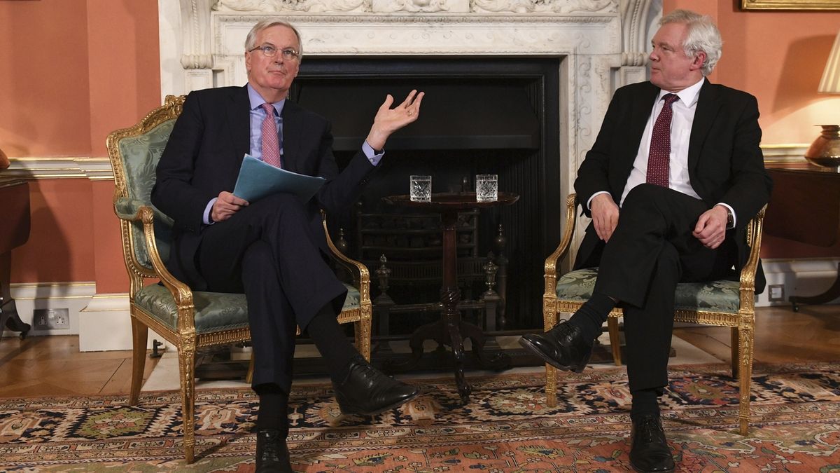 Hlavní vyjednavač EU pro brexit Michel Barnier (vlevo) a britský ministr pro brexit David Davis 