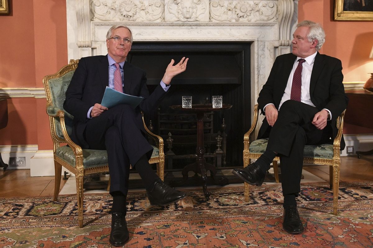 Michel Barnier (vlevo),hlavní vyjednavač EU pro jednání s britskou vládou o vystoupení Spojeného království z Unie a ministr pro brexit David Davis 