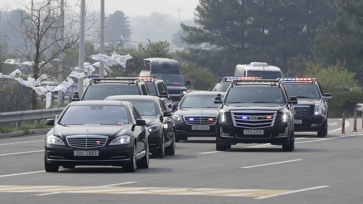 Kolona vozidel jihokorejského prezidenta Mun Če-ina