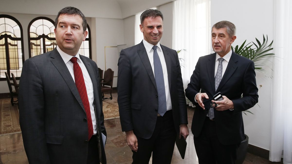 Zleva předseda ČSSD Jan Hamáček, první místopředseda strany Jiří Zimola a premiér v demisi a šéf hnutí ANO Andrej Babiš