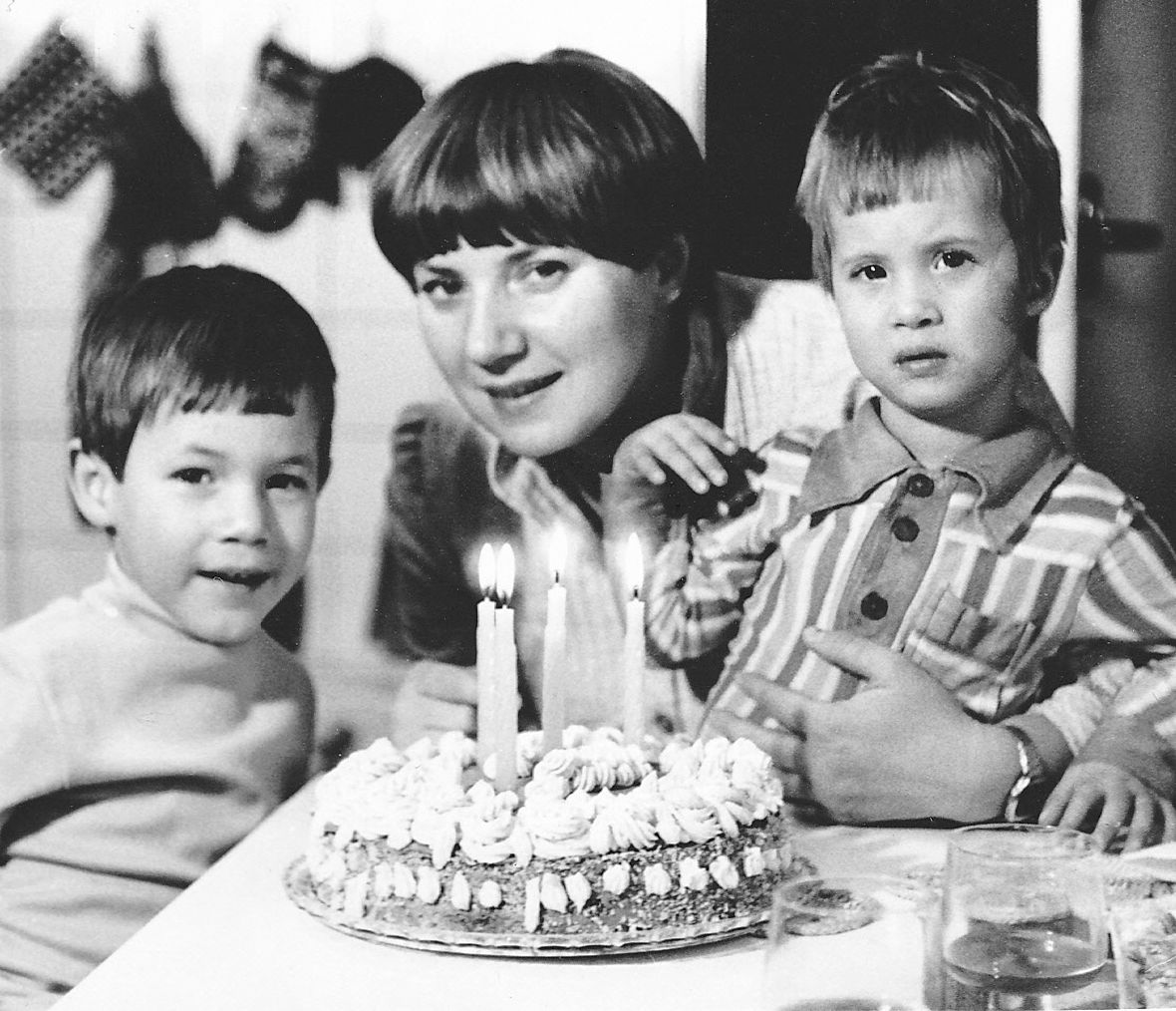Při narozeninové oslavě s maminkou a sestrou Renatou.