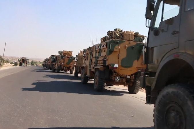 BEZ KOMENTÁŘE: Turecký konvoj v Sýrii se stal terčem náletu
