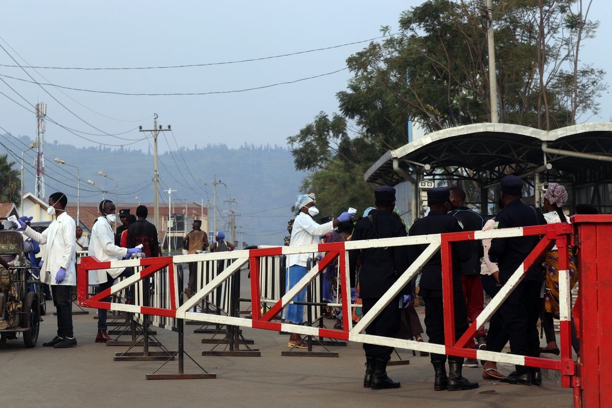 Kontrola lidí na hranici mezi Kongem a Rwandou 