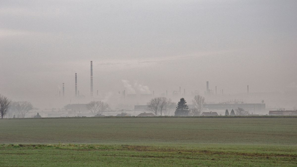 Huť Arcelor Mittal zahalená ve smogu.