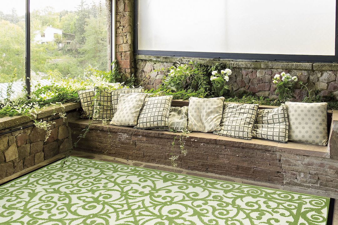 Terasu promění v obývací pokoj oboustranný koberec Green Decore Gala vyrobený v Indii z recyklovaného plastu. Je lehký, odolný proti oděru, snadno se čistí. Rozměry 90 x 150 cm. Cena 1119 Kč. 