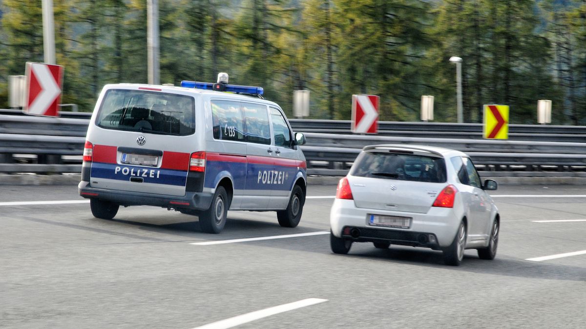 Český řidič mikrobusu havaroval na rakouské dálnici. Kvůli mikrospánku