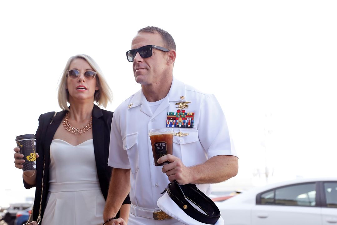 Velitel jednotek SEAL Edward Gallagher přichází k soudu se svou ženou Andreou. 