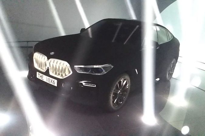 BMW X6 Vantablack na frankfurtském autosalonu