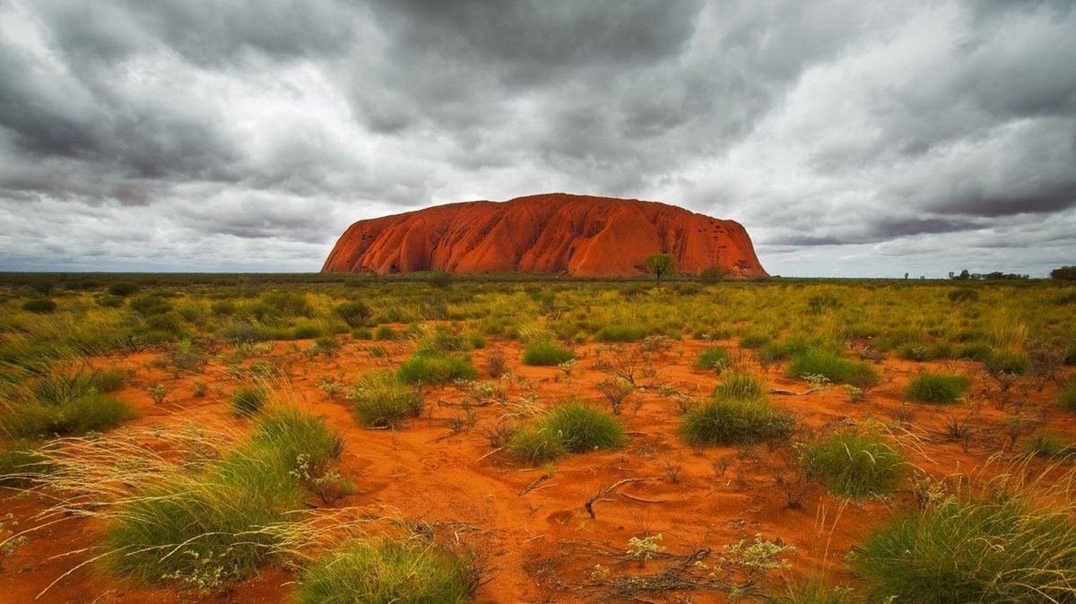 Uluru se někdy říká také Ayersova skála.