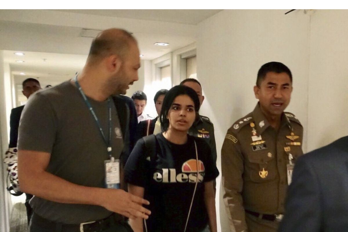 Raha Kunúnová v doprovodu thajského generále imigrační policie Suračateho Hakparna (vpravo) 