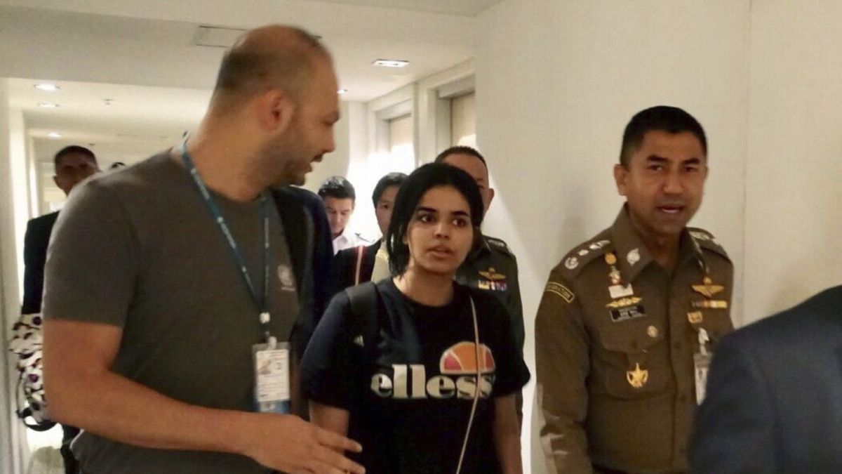 Rahaf Kunúnová v doprovodu thajského generále imigrační policie Suračateho Hakparna (vpravo) 