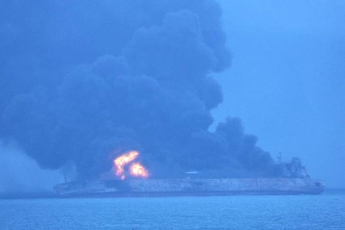 BEZ KOMENTÁŘE: Íránský tanker se srazil s čínskou lodí, 32 lidí se pohřešuje