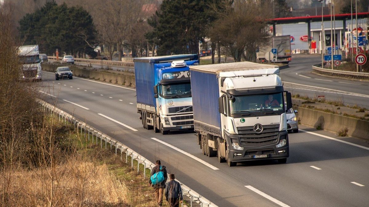 Kamiony jedoucí do přístavu v Calais